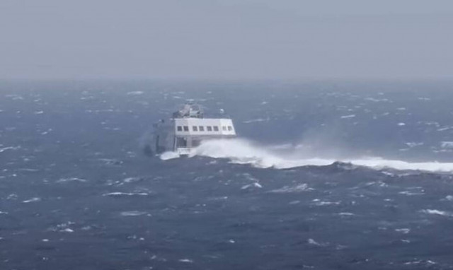 Φολέγανδρος: Το Superjet δαμάζει τα κύματα - Εντυπωσιακές εικόνες στην φουρτουνιασμένη θάλασσα