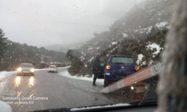 Κακοκαιρία «Κάρμελ»: Έπεσε μπαλκόνι στην Κρήτη από τον αέρα – Ξηλώθηκαν παγκάκια