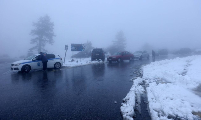 Roads closed due to snow on Fylis Avenue and roads to Mount Parnitha