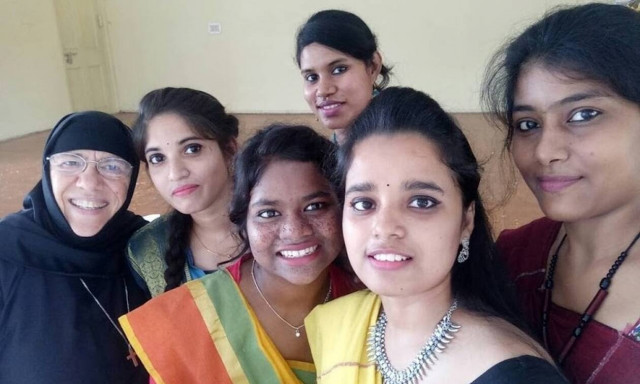 Η Ελληνίδα «μητέρα Τερέζα» της Ινδίας στο Νewsbomb - Η αγάπη «κλειδί» για τη λύση κάθε προβλήματος