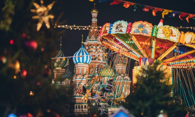 Ύπνος στο πάτωμα, κυνήγι του Άι Βασίλη και γεμιστά λάχανα - Τα πιο περίεργα Χριστουγεννιάτικα έθιμα