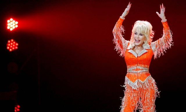 Ντόλι Πάρτον: Στα 75 της έσπασε τρία νέα ρεκόρ Γκίνες!