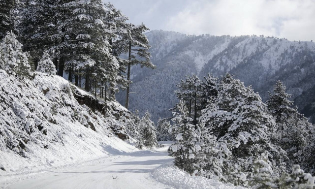 Καιρός σήμερα: Με συννεφιά και τοπικές βροχές η Δευτέρα - Πού και πότε θα χιονίσει