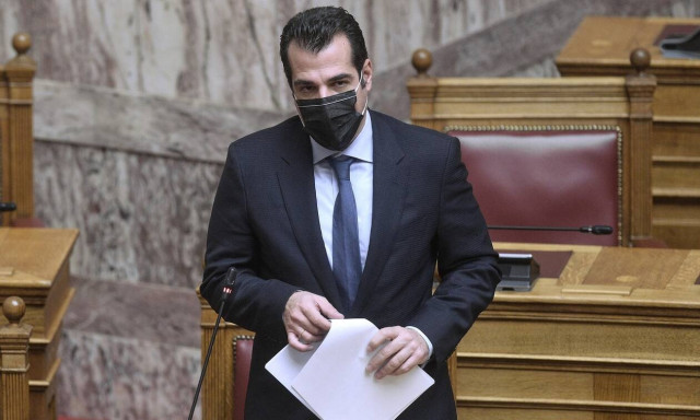 Πλεύρης: Χυδαίο ψεύδος ότι γίνονται επιλεκτικές διακομιδές σε ΜΕΘ