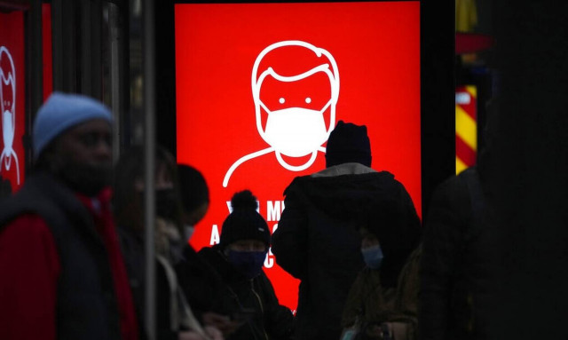 Βρετανία: Ο Τζόνσον δεν αποκλείει νέα μέτρα για την αναχαίτιση της «Όμικρον»