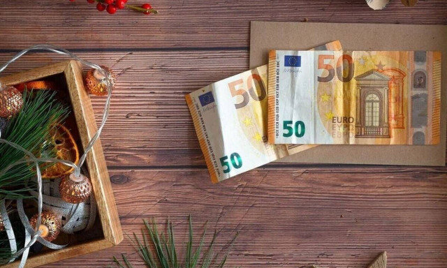 Δώρο Χριστουγέννων 2021: Μέχρι αύριο η καταβολή του - Υπολογίστε τα χρήματα που θα λάβετε