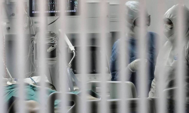 Μετάλλαξη «Όμικρον»: Γιατί θα «σαρώσει» τον πλανήτη - Μύθος η ελαφρύτερη νόσηση;