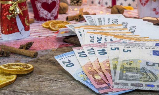 Δώρο Χριστουγέννων 2021: Μέχρι σήμερα η πληρωμή του - Υπολογίστε με ένα κλικ πόσα χρήματα θα πάρετε