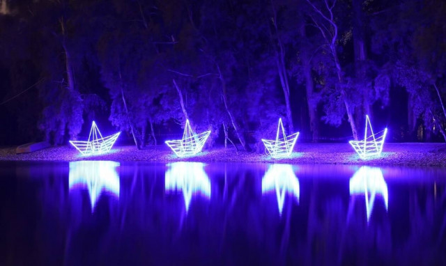 Χριστούγεννα 2021: Εντυπωσιακές εικόνες από τον στολισμό στο πάρκο «Τρίτση»