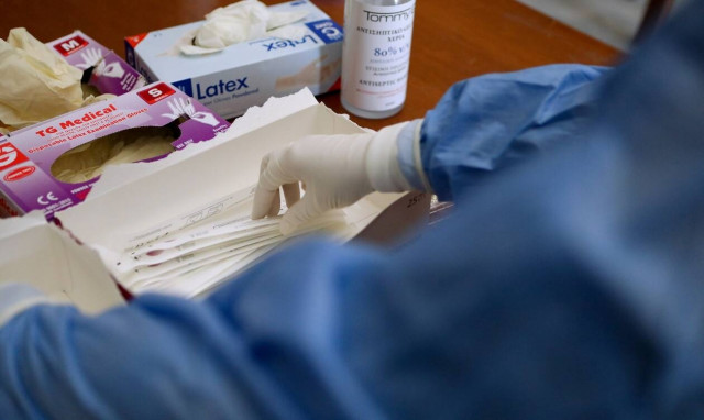 Rapid test σε εμβολιασμένους στο ρεβεγιόν της Πρωτοχρονιάς; Ποιοι επιστήμονες εξέφρασαν ενστάσεις