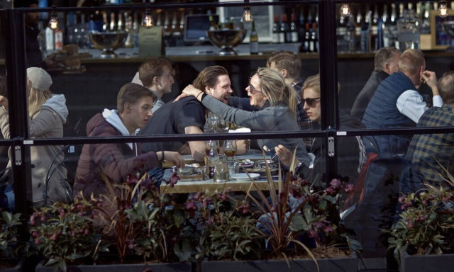 Σουηδία: Οχυρώνεται έναντι της «Όμικρον» - Μόνο καθήμενοι σε μπαρ, εστιατόρια και τηλεργασία