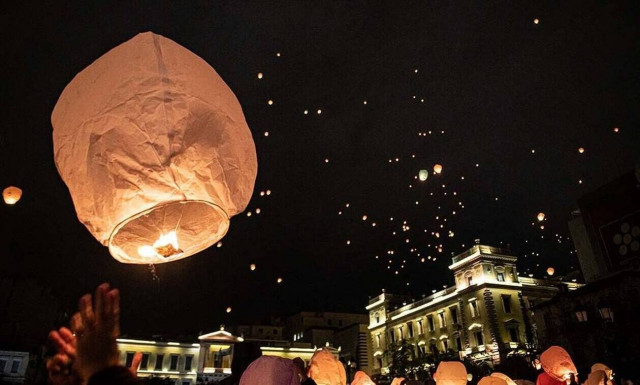 Ο Δήμος Αθηναίων ακυρώνει τη «Νύχτα των Ευχών» στην πλατεία Κοτζιά λόγω κορονοϊού
