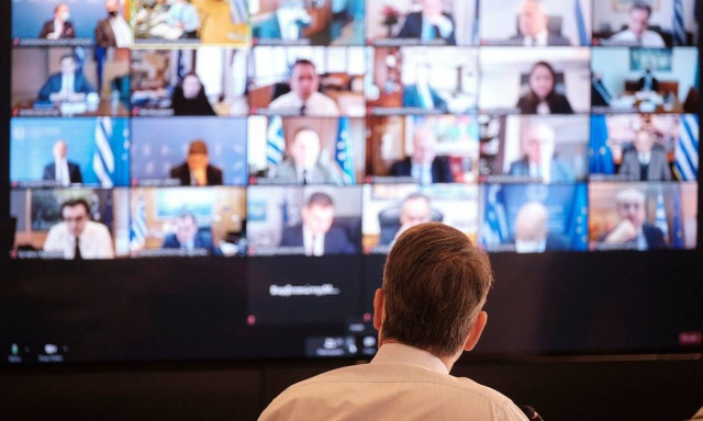 Εδώ ο κόσμος χάνεται, βαρκούλες αρμενίζουν