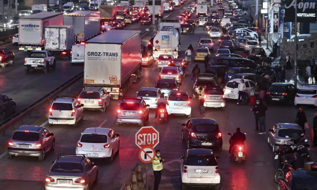 Τώρα: Σοβαρό τροχαίο στο κέντρο της Αθήνας - Ανατροπή οχήματος και... χάος!