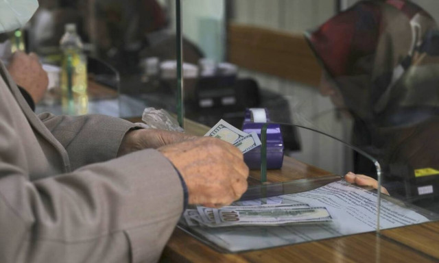 Στις 12,3 λίρες η ισοτιμία της τουρκικής λίρας με το δολάριο - Πιέσεις στα τουρκικά ομόλογα