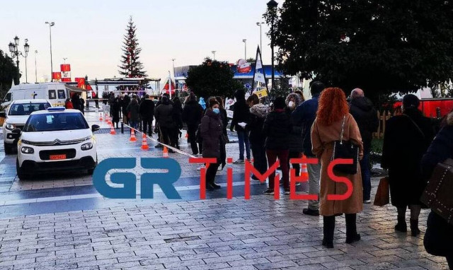 Θεσσαλονίκη: Απίστευτη ουρά στα εμβόλια χωρίς ραντεβού (pics & vid)