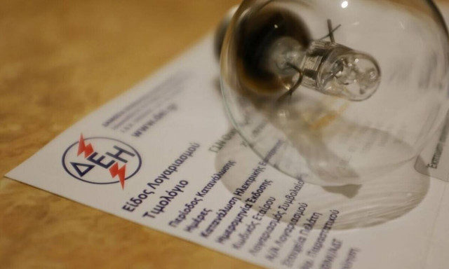 Οι λογαριασμοί ενέργειας «καίνε» τα νοικοκυριά, κόφτης στις δαπάνες για έναν στους δύο