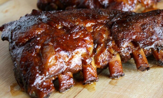 Χοιρινά παϊδάκια - Η ιστορία για το πώς έγιναν το διασημότερο πιάτο στις ΗΠΑ