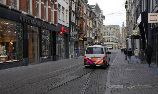 Μετάλλαξη Όμικρον: Με μίνι lockdown, τέταρτη δόση εμβολίου και μέτρα «απαντά» η Ευρώπη