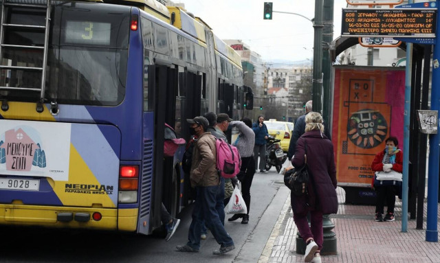 Με διπλή μάσκα στα MMM