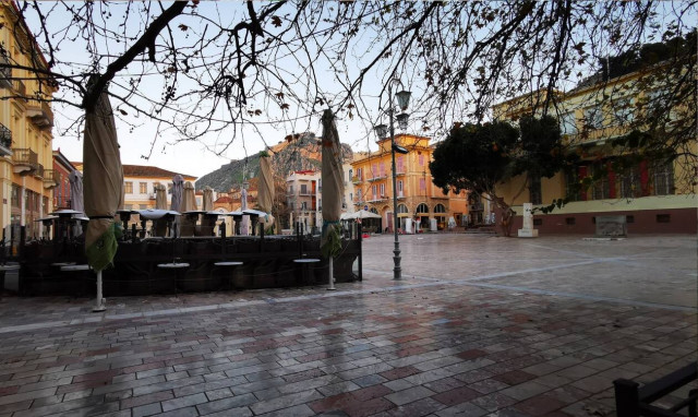 Τι απαντά η κυβέρνηση για lockdown και sms