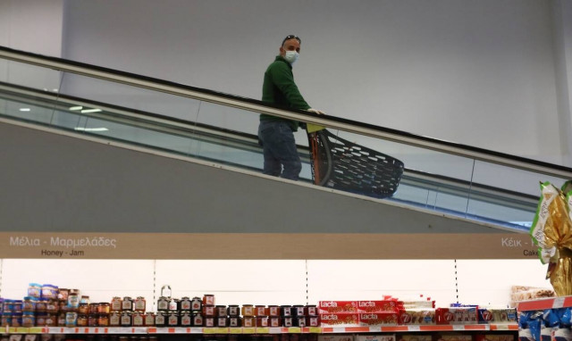 Διευκρινίσεις για τη διπλή μάσκα σε σούπερ μάρκετ και ΜΜΜ