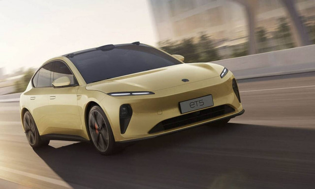 To πολύ όμορφο Nio ET5 στοχεύει με αξιώσεις το Tesla Model 3