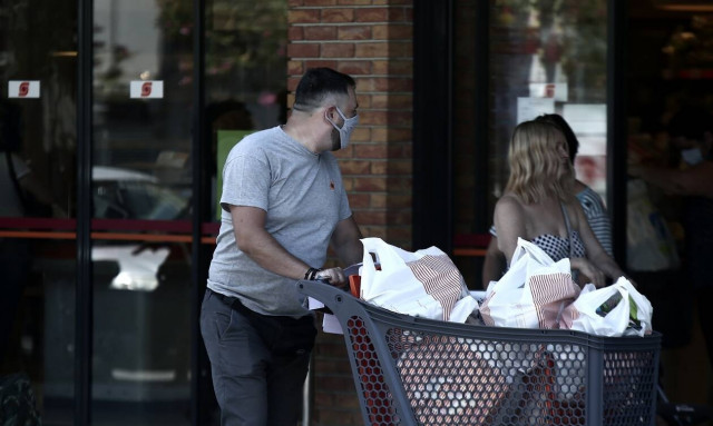 Με διπλή μάσκα στα σούπερ μάρκετ