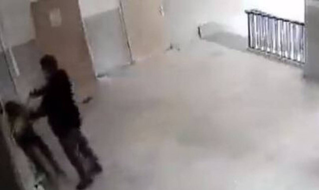 Σάλος στην Τουρκία με καθηγητή που ξυλοκόπησε με γροθιές και κλωτσιές μαθητή σε Λύκειο