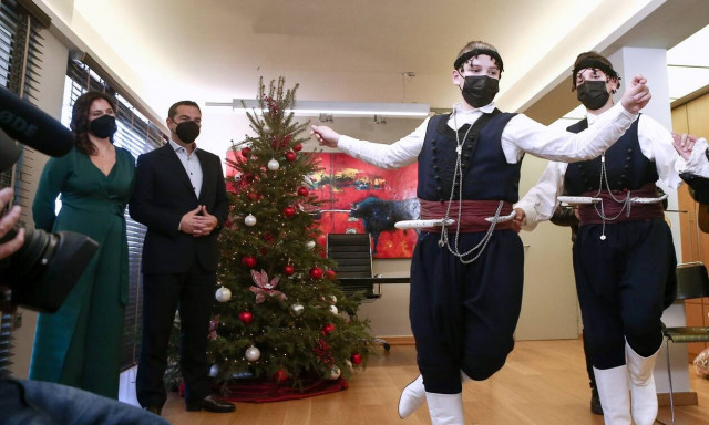 Τσίπρας: «Και του χρόνου ‘λεύτεροι χωρίς μάσκες» η ευχή στα παιδιά που του είπαν τα κάλαντα