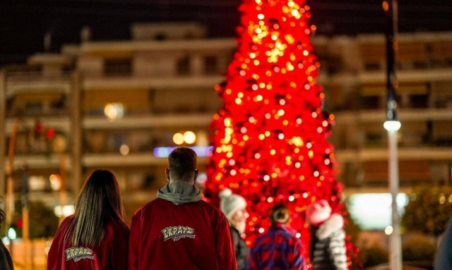 Χριστουγεννιάτικα κλικ κάτω από το κατακόκκινο δέντρο του ΣΚΡΑΤΣ στο Γαλάτσι