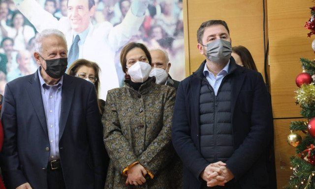 Χριστουγεννιάτικα κάλαντα από τη μπάντα της Πυροσβεστικής και τον «Ερωτόκριτο» στον Νίκο Ανδρουλάκη