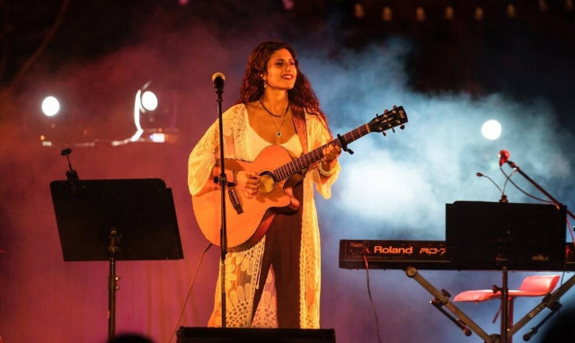 Μαρίνα Σπανού: Το 19χρονο κορίτσι που έκανε τα πιο viral live στον δρόμο, μιλάει στο Newsbomb.gr