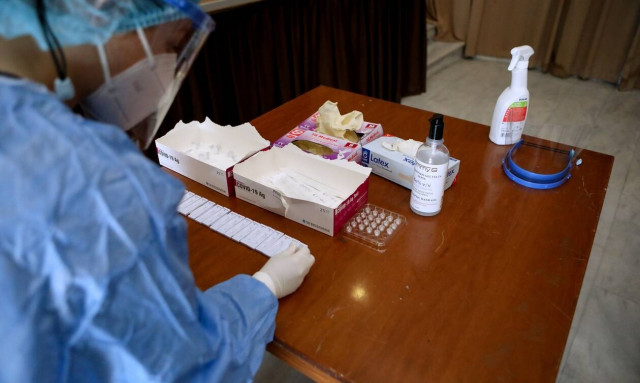 «Είναι το ίδιο σοβαρή»: Η πληροφορία για την Όμικρον από τον Χατζηνικολάου πάγωσε τα χαμόγελα