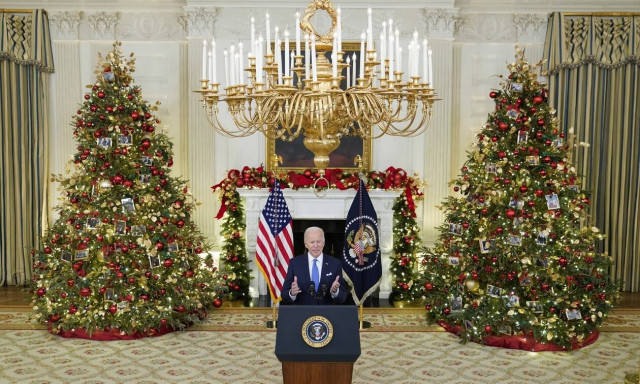 Μπάιντεν: Καλεί τους Αμερικανούς να αναζητήσουν «το φως και την ενότητα» μπροστά στη πανδημία