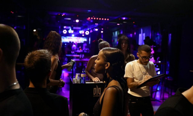 Νέα μέτρα: «Ήπιες παρεμβάσεις» με αλλαγή ωραρίων, απαγόρευση ορθίων, διπλή μάσκα στις αρχές του 2022