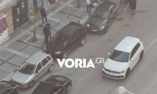 Θεσσαλονίκη: Αυτοκίνητο εκτός ελέγχου έπεσε σε σταθμευμένα οχήματα – Τραυματίστηκε ένας πεζός