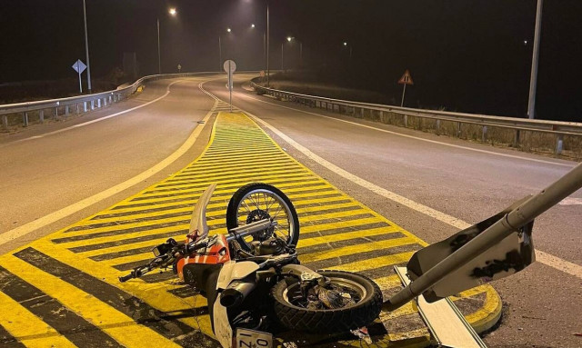 Κρήτη: Της «έφυγε» η μηχανή και βρέθηκε πάνω σε κολόνα