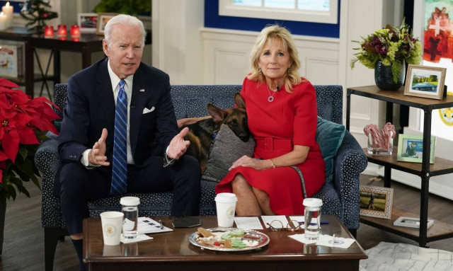 Χριστούγεννα στον Λευκό Οίκο: To ζεύγος Μπάιντεν, οι Αμερικανοί στρατιώτες και ο...σκύλος Commander