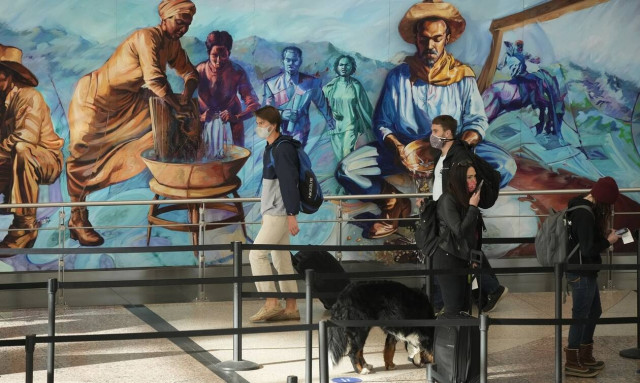 Η μετάλλαξη «Όμικρον» ακύρωσε χιλιάδες πτήσεις σε όλο τον κόσμο τα Χριστούγεννα