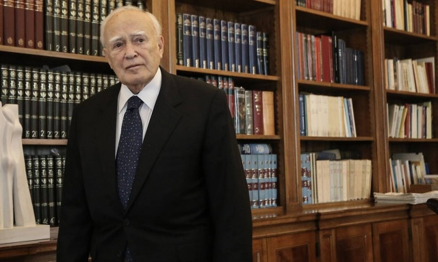 Κάρολος Παπούλιας: Ο διεθνής παίκτης του βόλεϊ που έφτασε στην Προεδρία της Δημοκρατίας