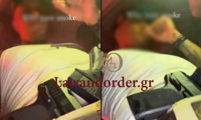 Γνωστός τράπερ ποζάρει προκλητικά με 3 πιστόλια στη μέση