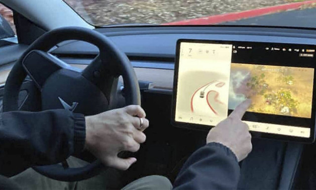 Oριστικό τέλος στα video games των Τesla ενώ κινούνται