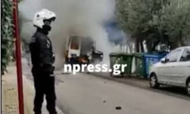 Μεταμόρφωση: Στις φλόγες ασθενοφόρο του ΕΚΑΒ από έκρηξη φιάλης οξυγόνου (vid)