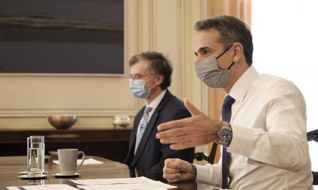 Νέα μέτρα: Σύσκεψη παρουσία Μητσοτάκη, Τσιόδρα πριν την επιτροπή των ειδικών - Αύριο οι ανακοινώσεις