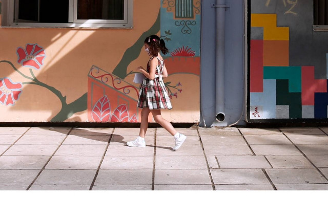 Η Όμικρον απειλεί τα σχολεία: Σκέψεις για κατάργηση των σχολικών εκδρομών