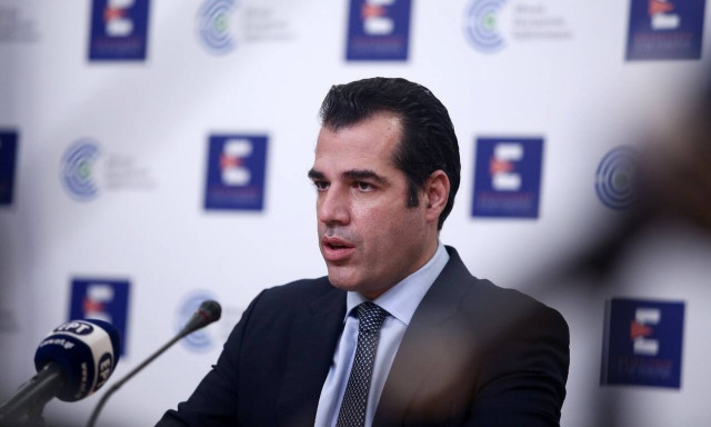 Μετάλλαξη Όμικρον: Έμμεσα υποχρεωτική η τρίτη δόση για όλους – Τι εξετάζει το υπουργείο Υγείας