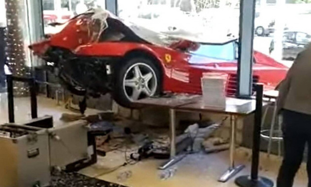 Οδηγός 82 ετών κάρφωσε τη Ferrari του σε βιτρίνα!