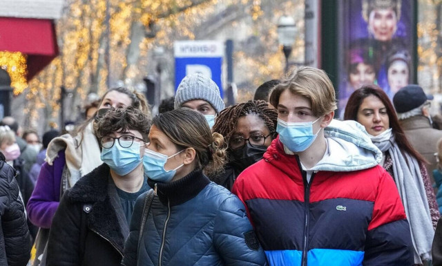 Μετάλλαξη «Όμικρον» - Γαλλία: Υποχρεωτική η μάσκα στους εξωτερικούς χώρους μετά το ρεκόρ κρουσμάτων