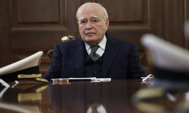 Κάρολος Παπούλιας: Σήμερα στο Παγκράτι η εξόδιος ακολουθία - Την Πέμπτη στα Ιωάννινα η ταφή του